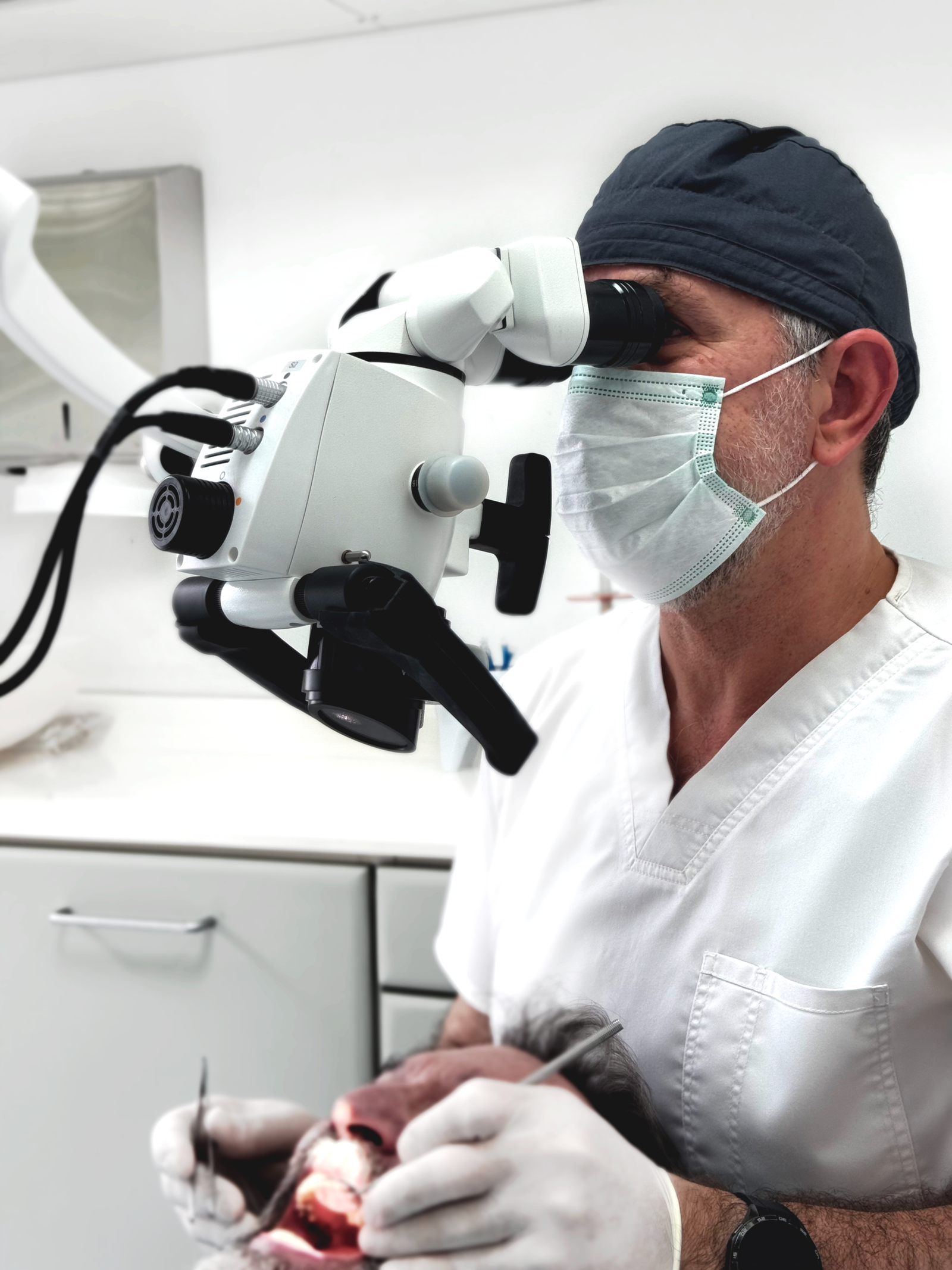 Odontología con microscopio clínico Zumax en Almagro CABA