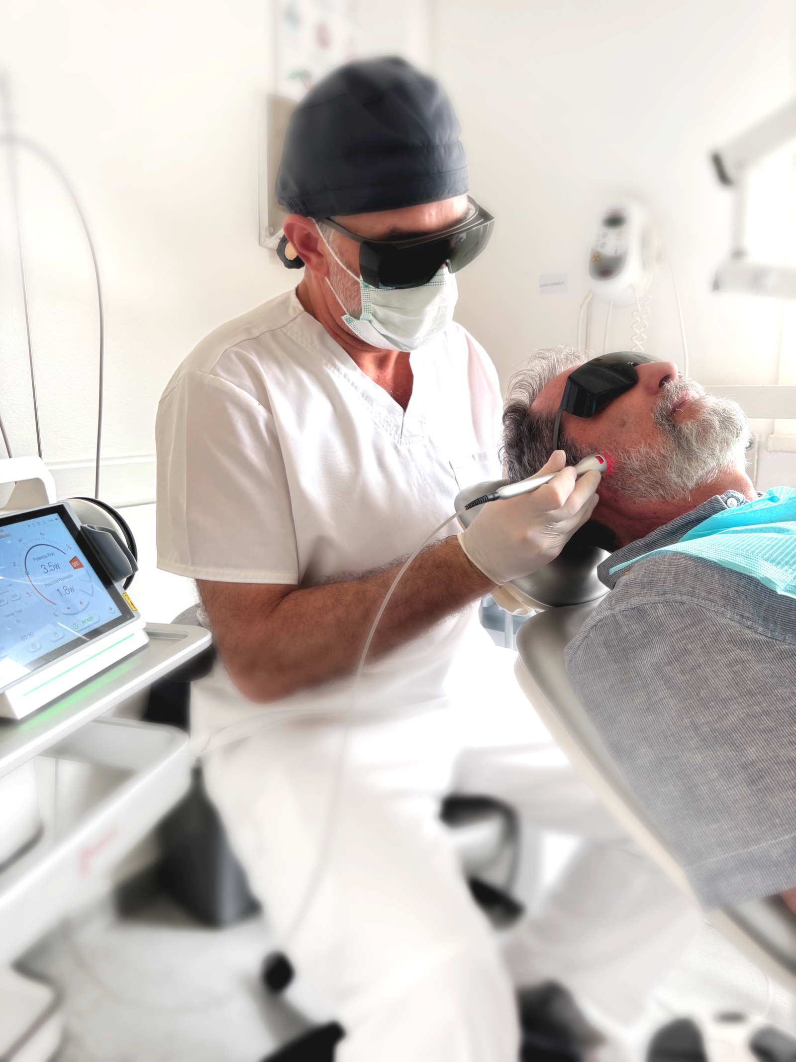 Tratamiento con láser dental de diodo en Dentalys Almagro